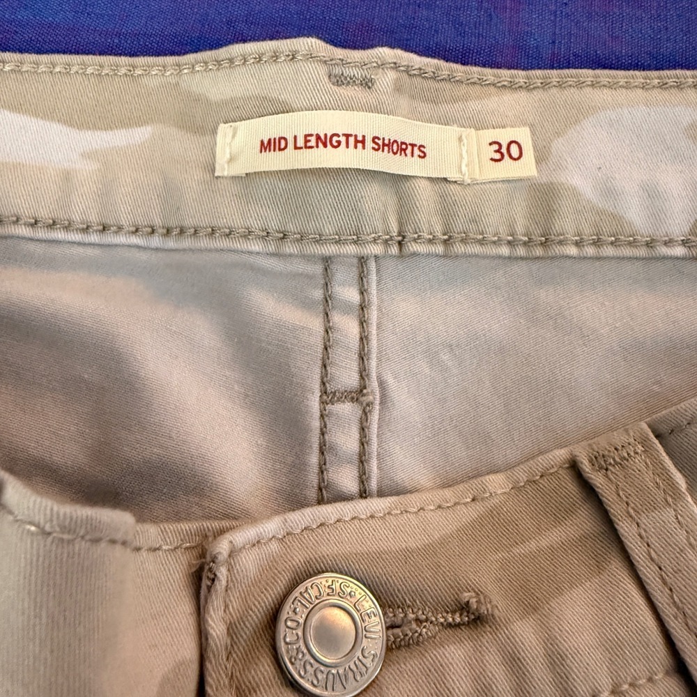 Levi's Mid Length Women's Shorts Size 30 Beige Camouflage Casual - Picture 4 of 9
